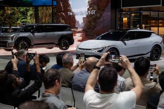 21일(현지시간) 미국 캘리포니아주 로스앤젤레스 컨벤션 센터에서 개최된 '2024 LA 오토쇼' 프레스 컨퍼런스에서 외신 기자들이 EV9 GT와 EV6를 촬영하고 있다. 기아 제공